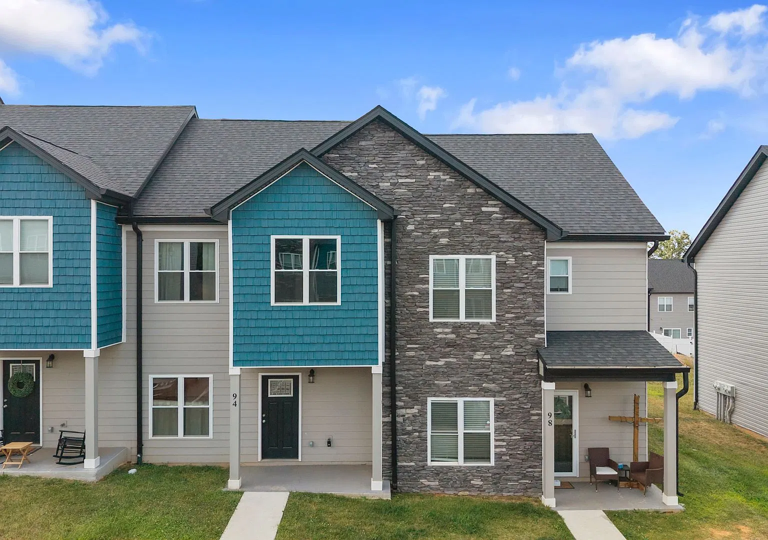 3 Bedroom || 2.5 Bathroom - Townhome — Photo 1