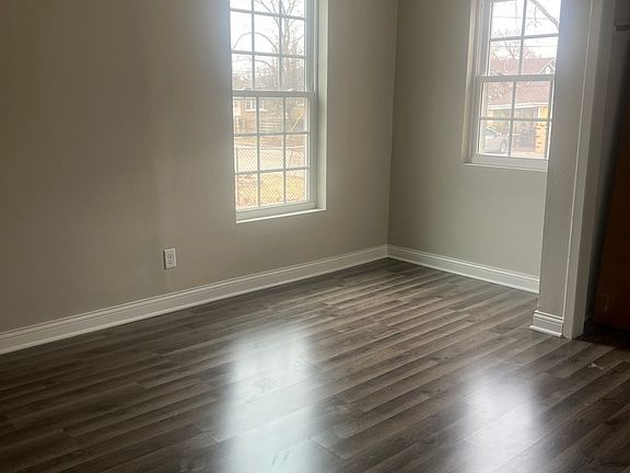 5th image of 207 Davis St