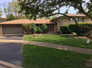 8700 Oakhill Ct, Hickory Hills, IL 60457