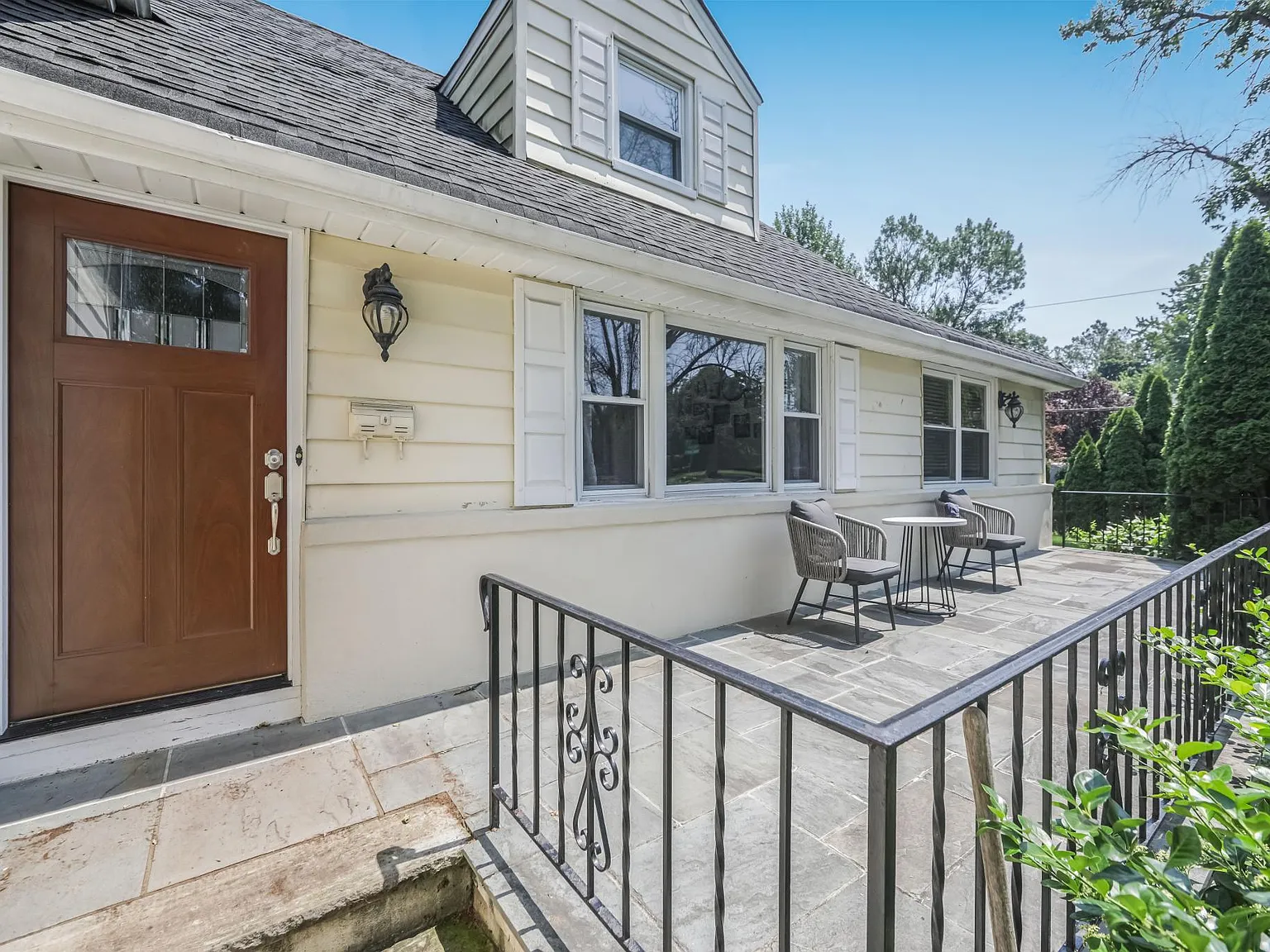 122 Village Cir W — Photo 2