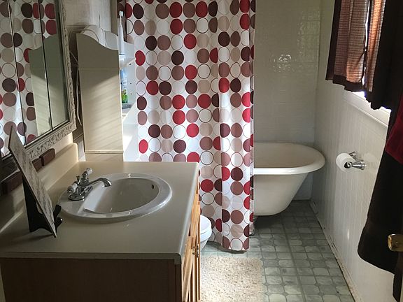 Bathroom with Clawfoot tub