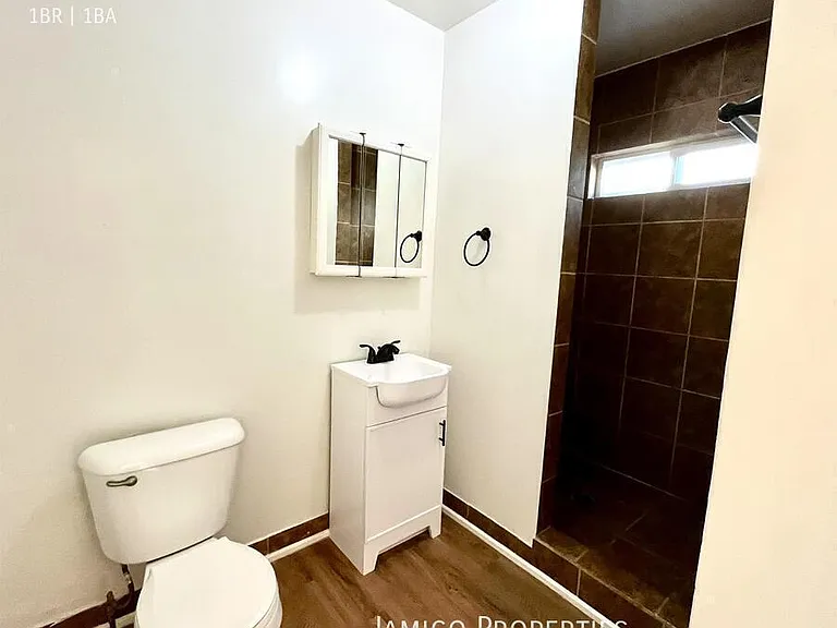 1027 W 12th St — Photo 15