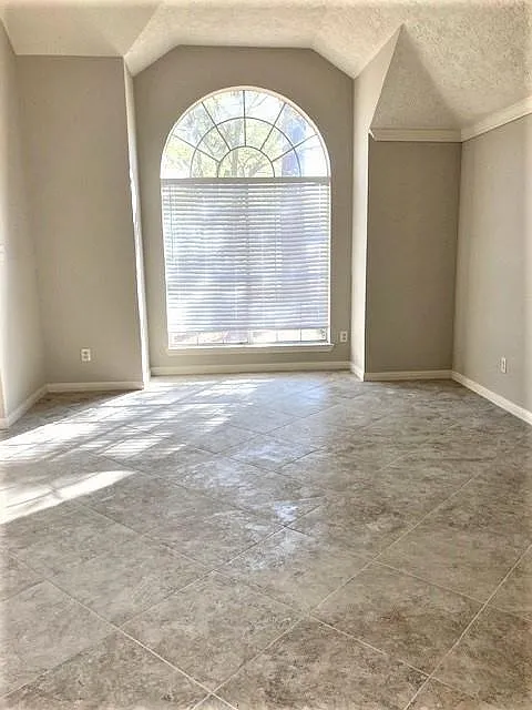 4 bed, 2.0 bath, 2304 sqft, $2,225 — Photo 4