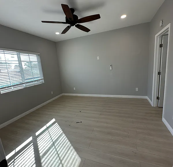 543 W G St — Photo 3
