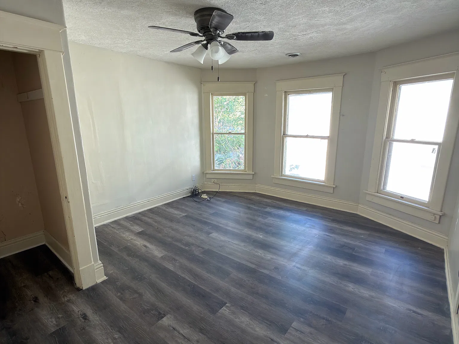 604 W Walnut St — Photo 3