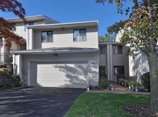 18 Chestnut Ln, Woodbury, NY