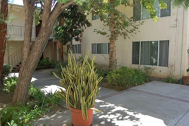 21000 Parthenia St #5 — Photo 3