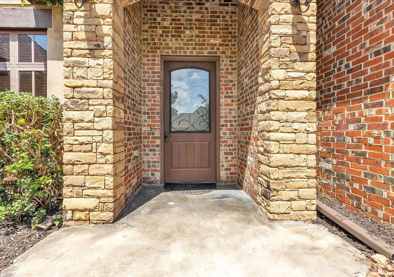 Gorgeous Executive Home - Open Plan - Storm Shelter - Twin Bridges Addition — Photo 3