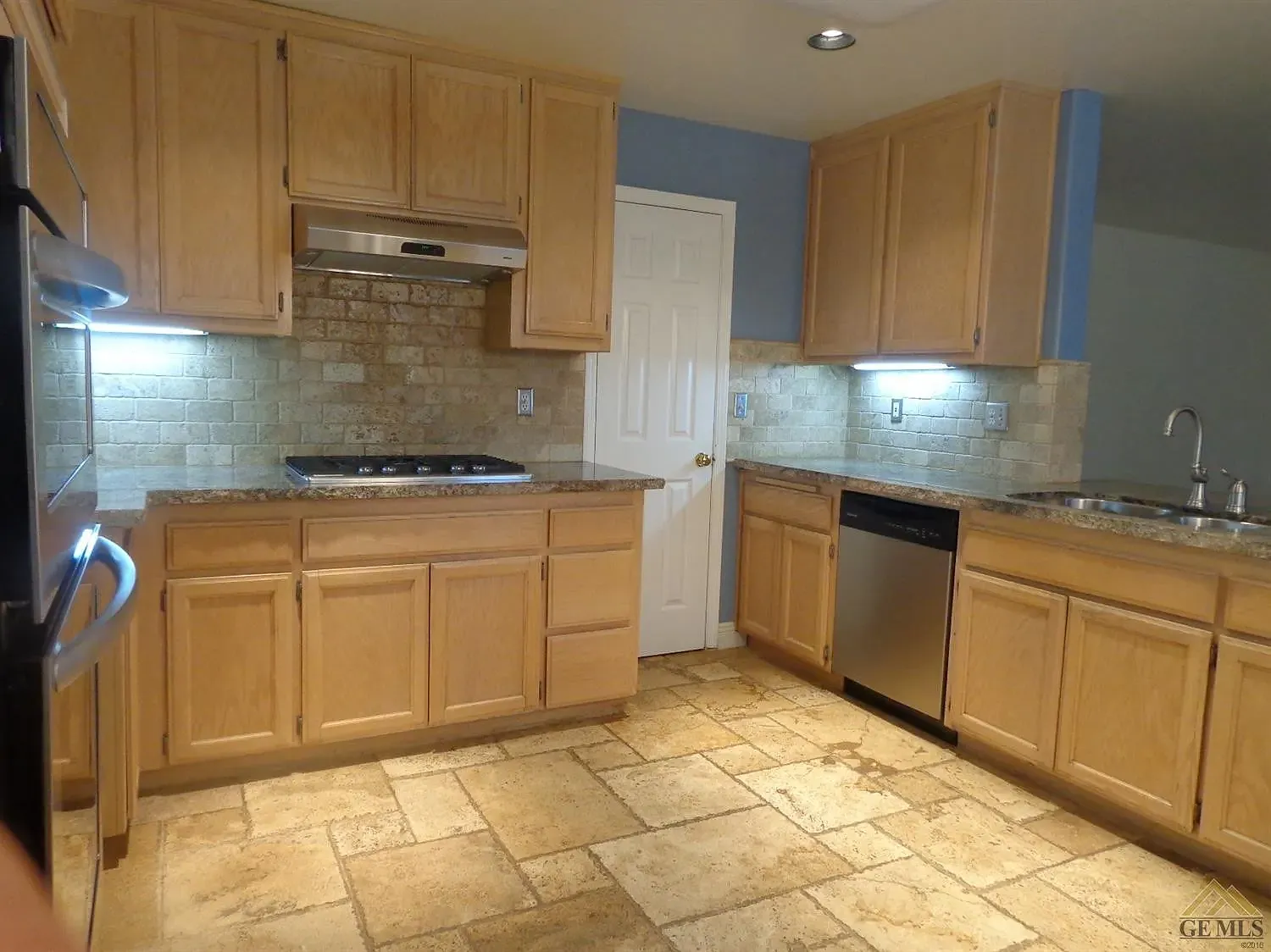 5 bed, 2295 sqft, $850 — Photo 2