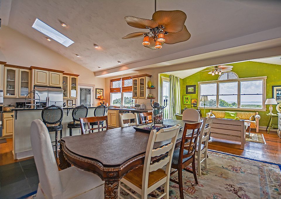 2nd image of 3325 Sandpiper Rd