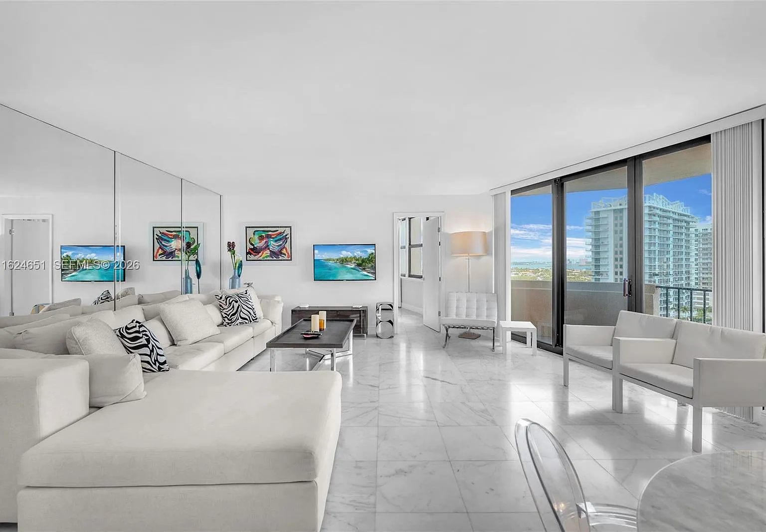 Phoenix Towers Condo — Photo 1