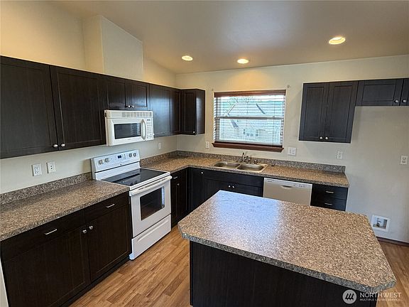 4th image of 1906 W Peakview Drive