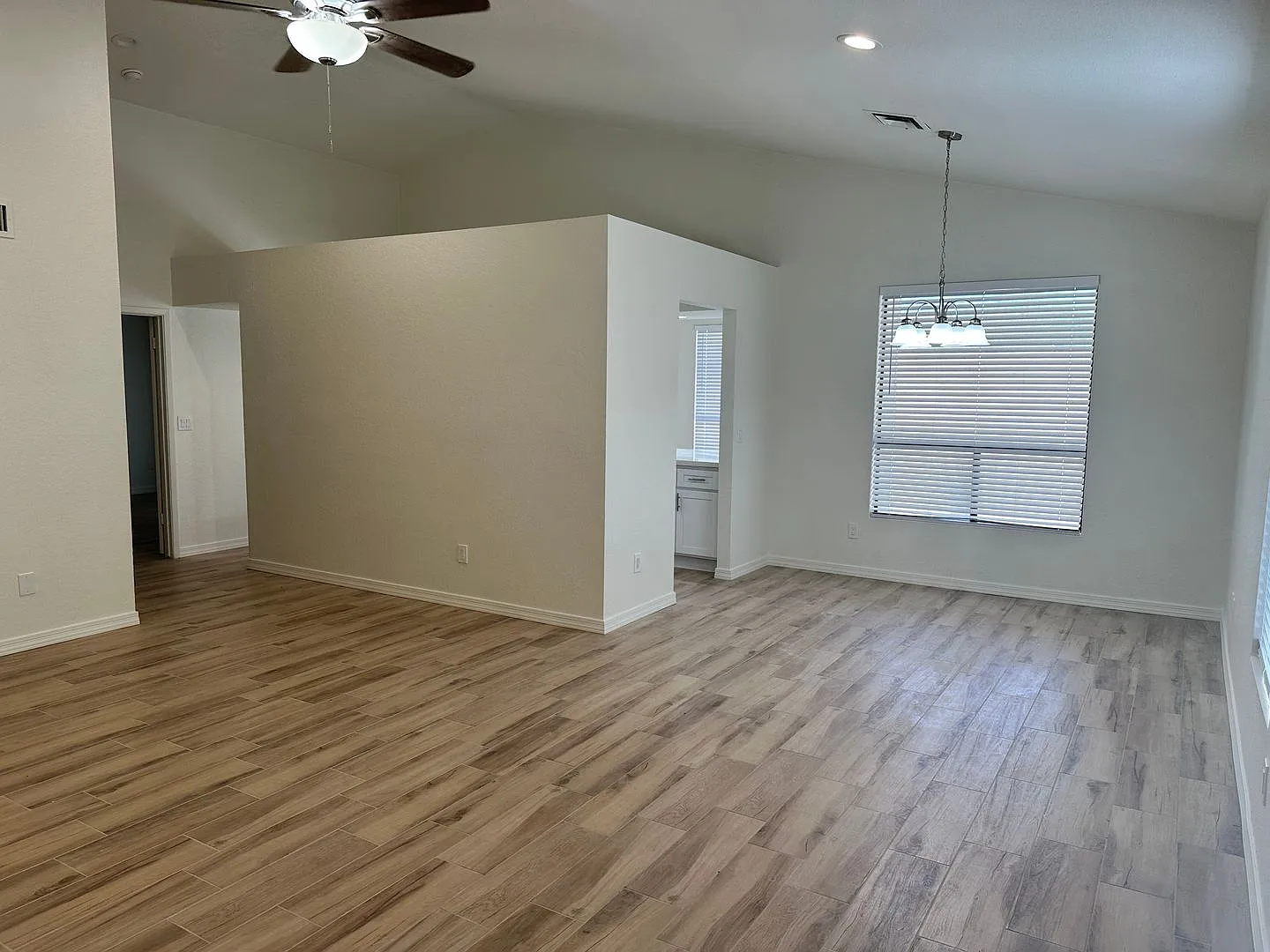 3 bedroom / 2 bath *remodeled single family home* Mountain Park Ranch — Photo 3