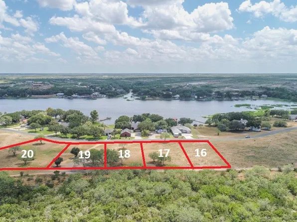 18 Lakeshore Dr, Sandia, TX 78383