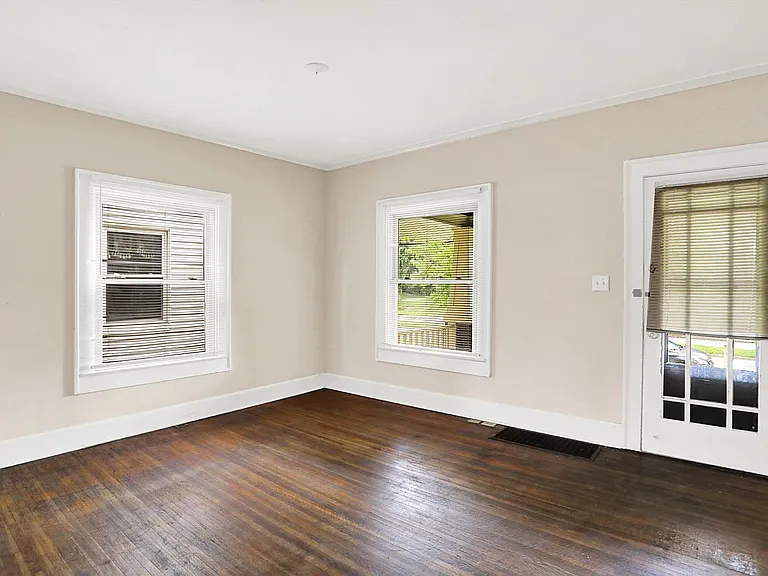 628 N Riley Ave — Photo 4