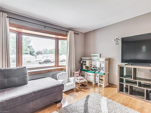 3rd image of 61 Sunrise Blvd E