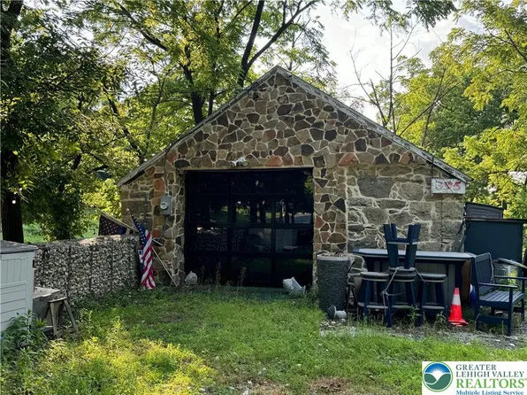 395 Mickley Rd, Whitehall, PA 18052