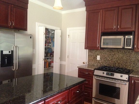 Kitchen w/stainless/pantry