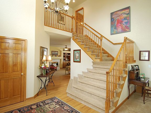 Grand entry w/hardwood