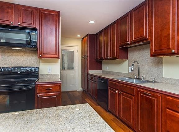 3rd image of 22 Whiteoak Ct #3