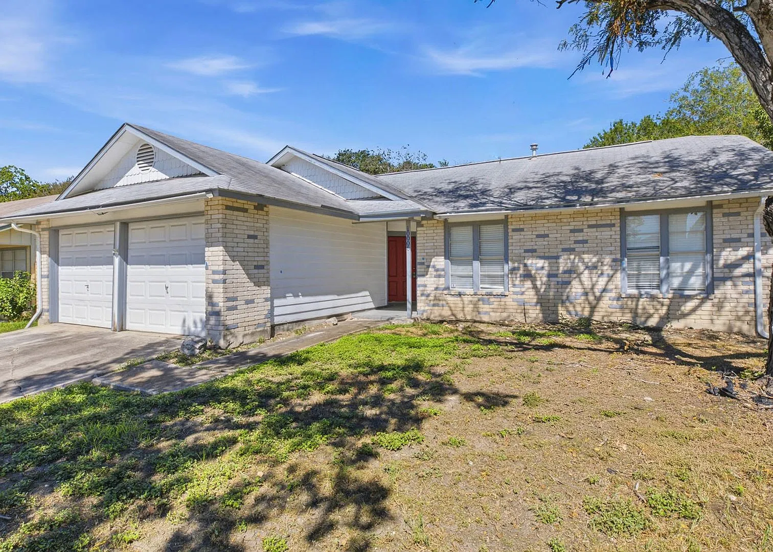 3 Bedroom Home with Fireplace and Private Backyard — Photo 1