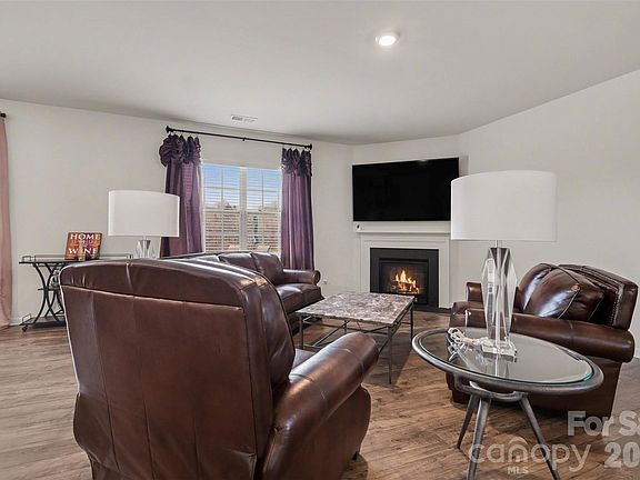 4th image of 7991 Stonehouse Dr