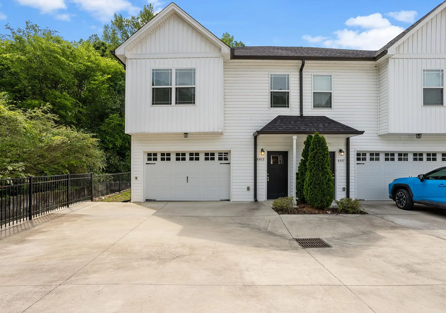 4 BR | 2.5 BA | Townhome Close to Volkswagen, Amazon & Fed Ex — Photo 2