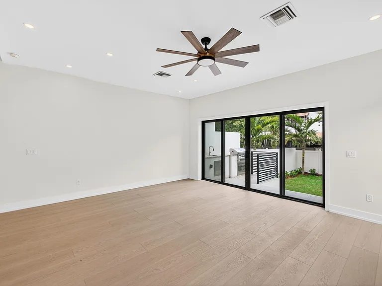 507 SW 11th St — Photo 21