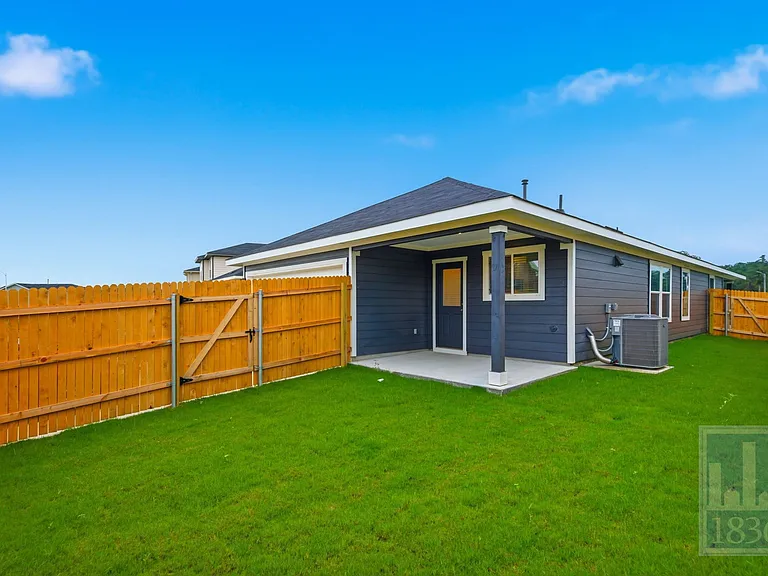 306 Constanza Trl — Photo 28
