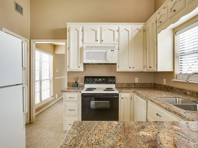 709 Brazos Cir #UT8 — Photo 7