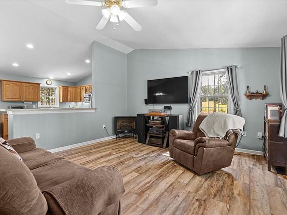 5th image of 290 Pinewood Dr