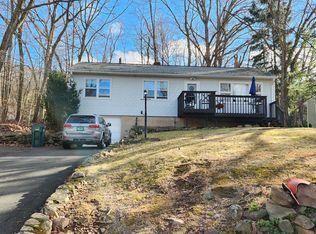 346 W Woods Rd, Hamden, CT 06518