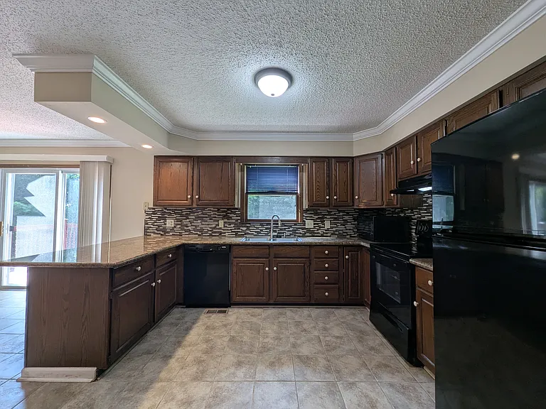 210 Wells Fargo Dr — Photo 9