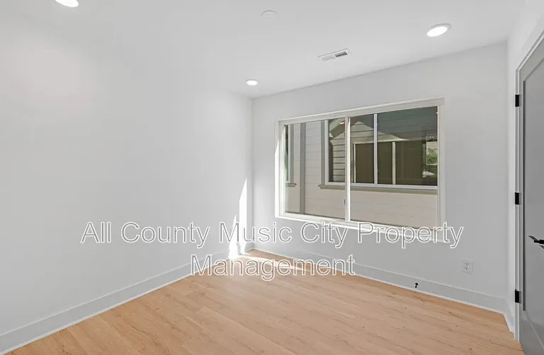 204B Alta Loma Rd — Photo 9