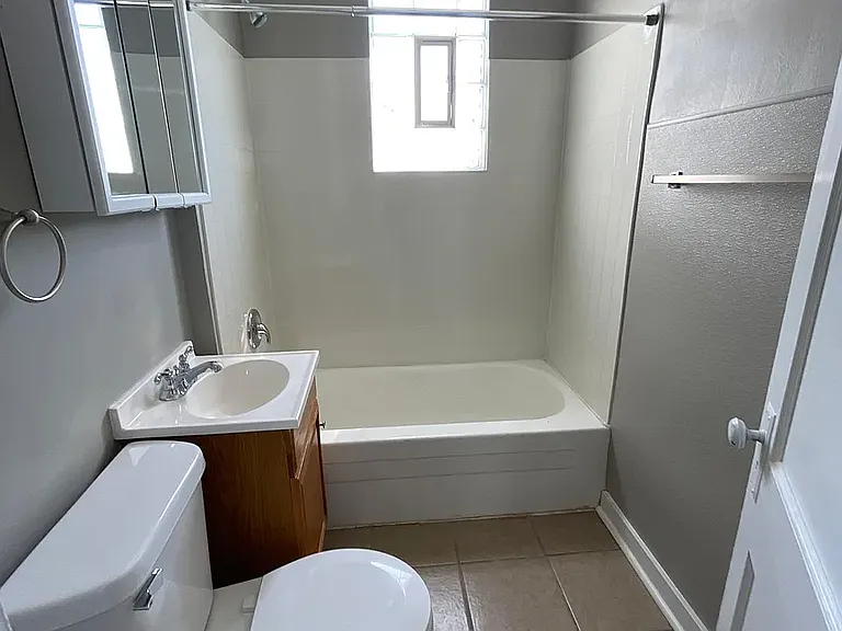 4915 Davenport St #6 — Photo 4