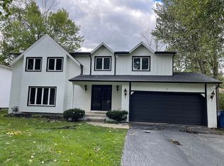 14 Fawnwood Dr, Williamsville, NY 14221