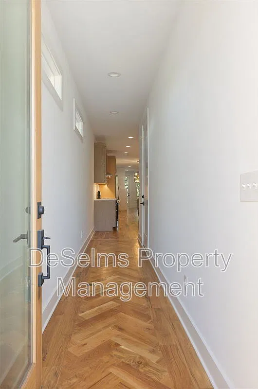 3 bed, 2.5 bath, 2200 sqft, $3,000 — Photo 4