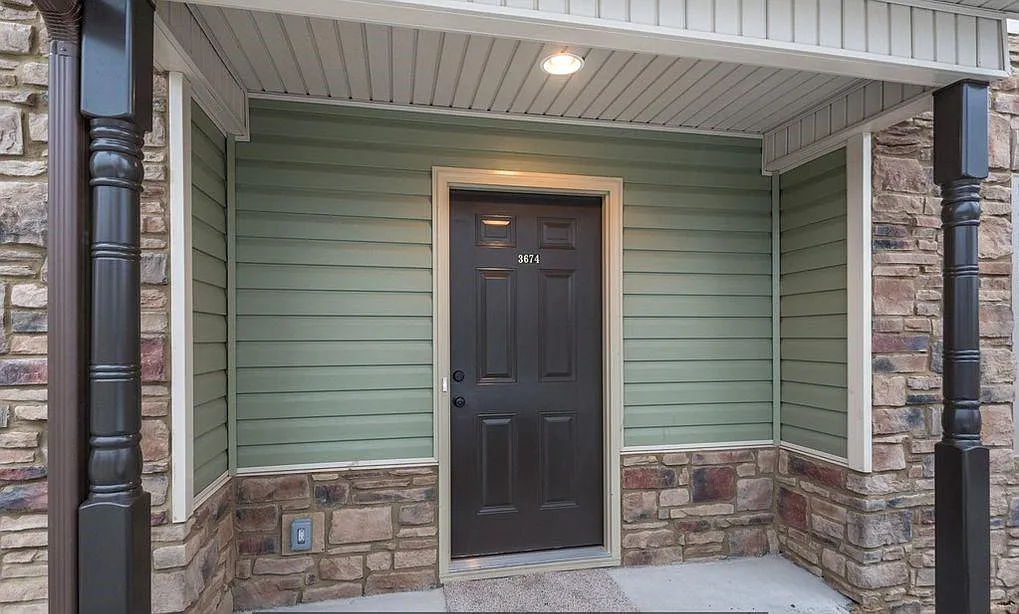 2 bed, 2.5 bath, 1300 sqft, $1,370 — Photo 2