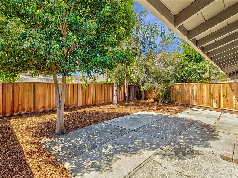 1204 Manchester Dr — Photo 22