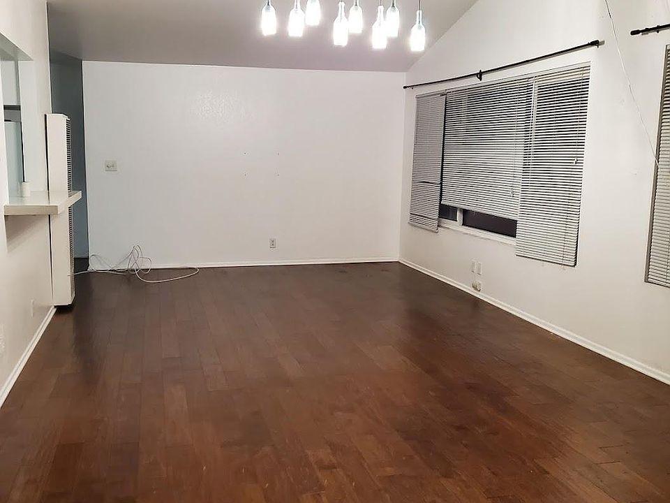 Living room - 27'x13'