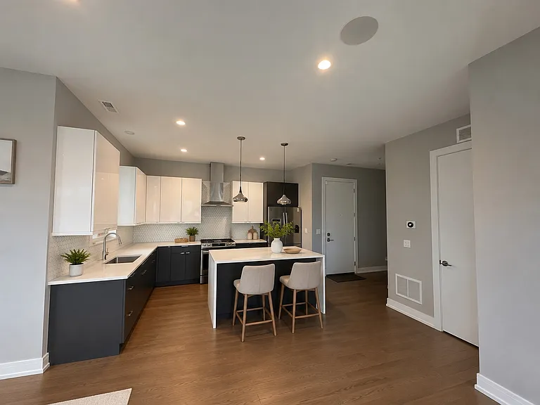 715 S May St #2S — Photo 2