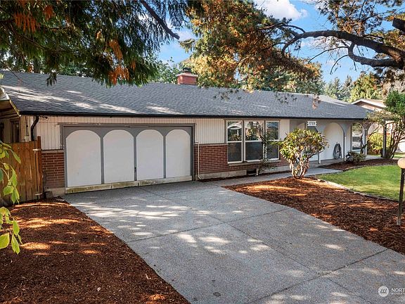 Enjoy the freshly poured revealed aggregate concrete driveway and sidewalk.>