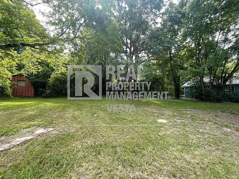 1596 Burton Ave — Photo 11