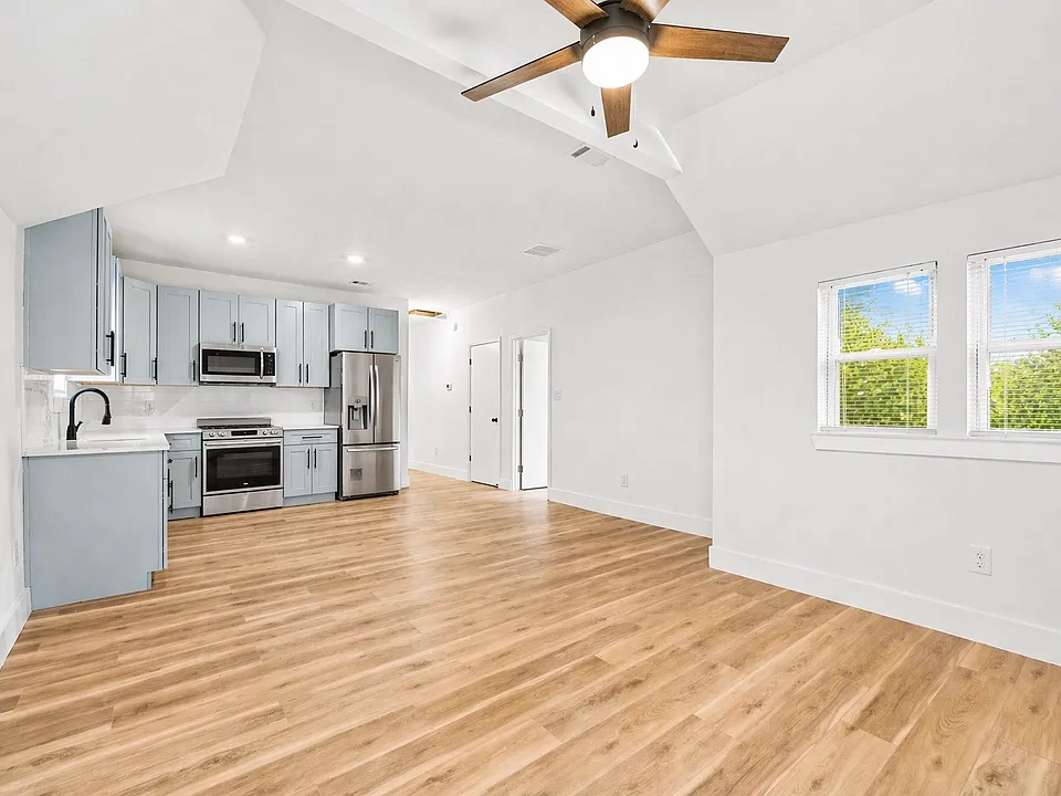 1595 Court Ave #201