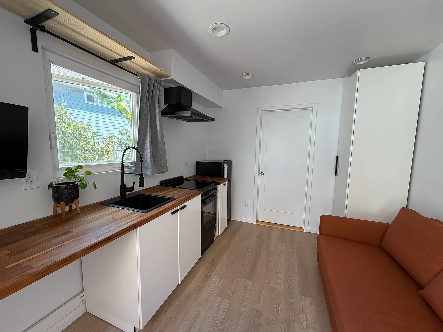 Studio, 180 sqft, $1,300 — Photo 2