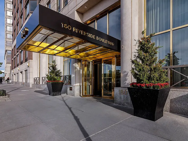 180 Riverside Blvd #10V — Photo 4