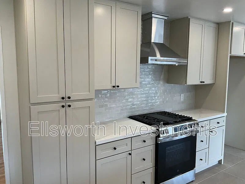 3 bed, 2.0 bath, 1750 sqft, $5,475 — Photo 3
