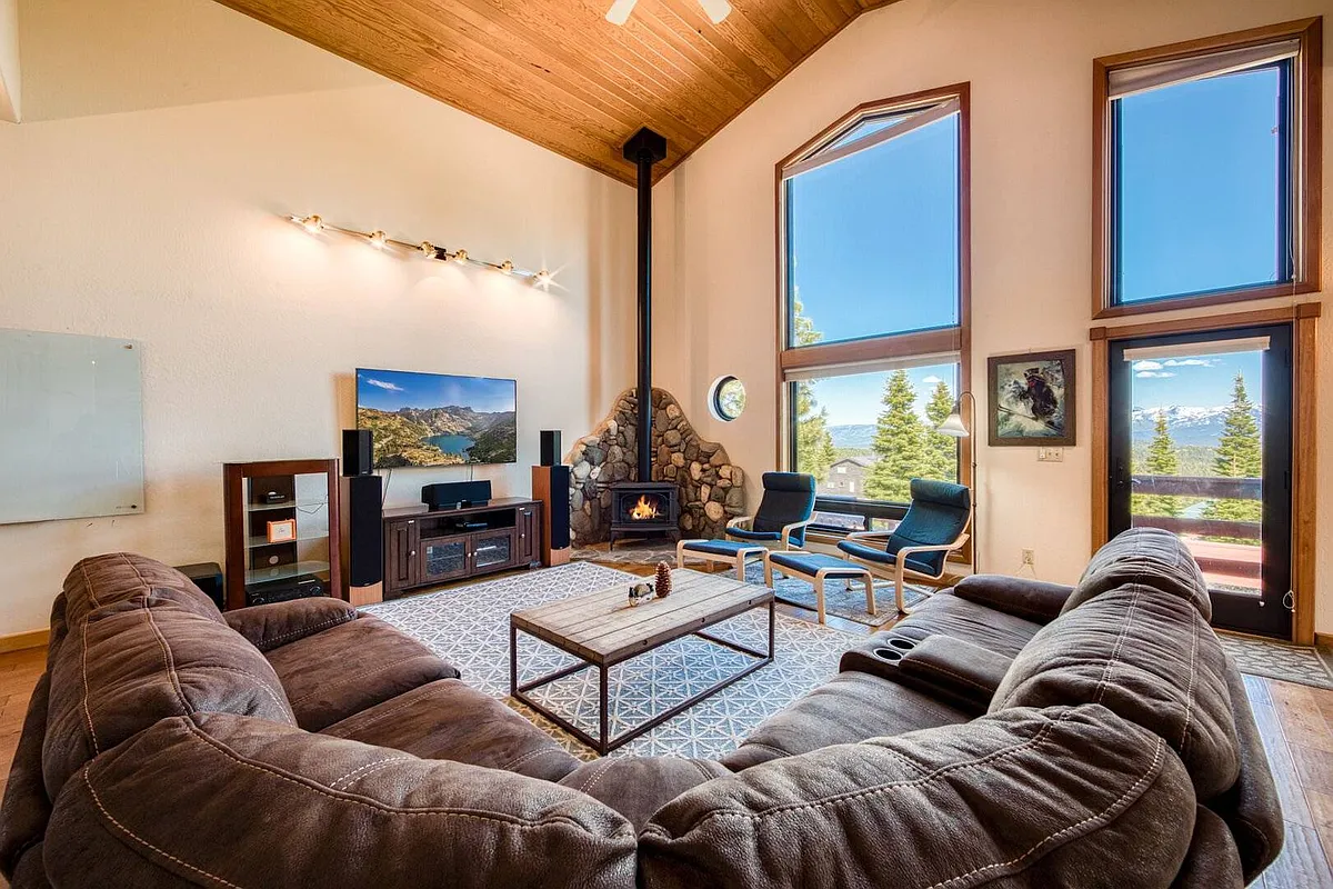 Building Photo - 13289 Skislope Way