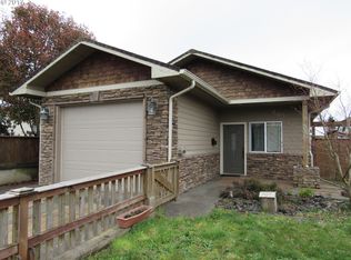 645 E 11th St, Coquille, OR