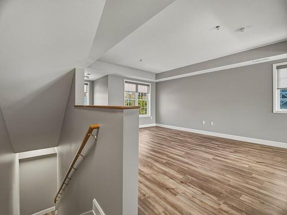 5th image of 321 Breeze Point Cir #5
